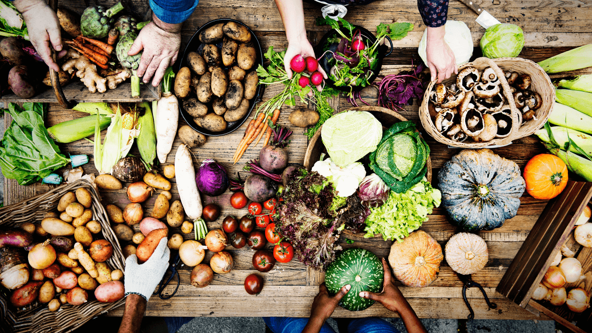 sustainable holiday meal tips, vegan farm-to-table Christmas, farm-to-table desserts, winter seasonal produce, local farmers Christmas